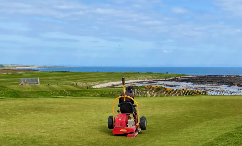 Balcomiepracticegreenmowing