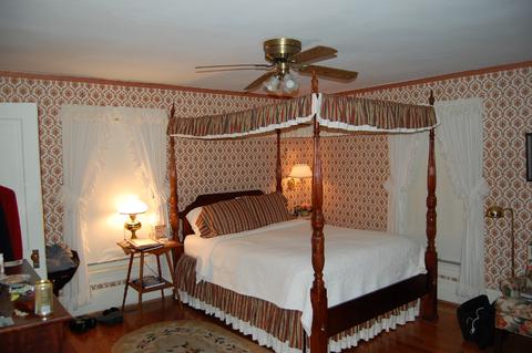 hummbirdbedroomphoto.jpg hummbirdbedroomphoto.jpg